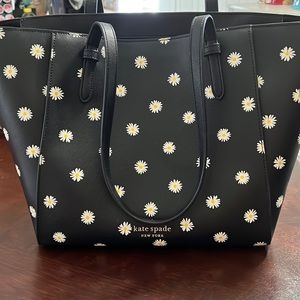 Gently used woman’s tote. 2 slip pockets and 1 zip pocket